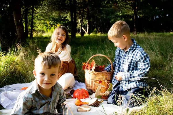 Sesja Rodzinna w plenerze.Dzieci biwakuja w parku , okolice Malego Trojmiasta.
